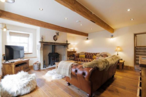 5 Star Cottage on the Green with Log Burner, Austwick
